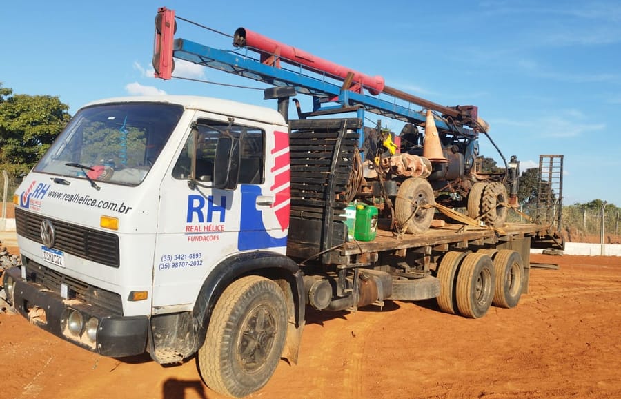 Foto do equipamento: Caminhão da frota dedicado à movimentação da perfuratriz entre obras.