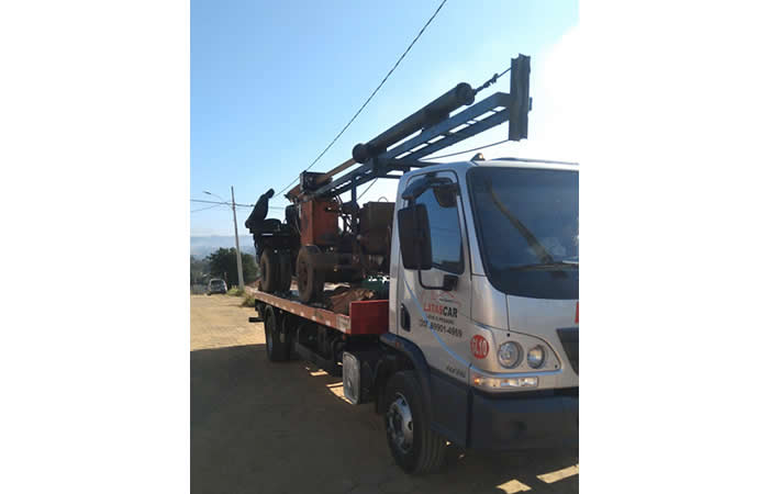 Foto do equipamento: Caminhão com prancha estendida para mobilização entre cidades.