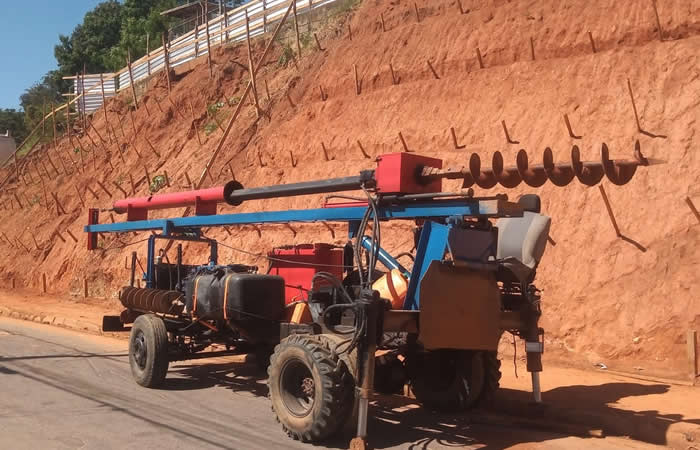 Foto do equipamento: Equipe de campo com EPI completo e treinamento NR-18 atualizado.
